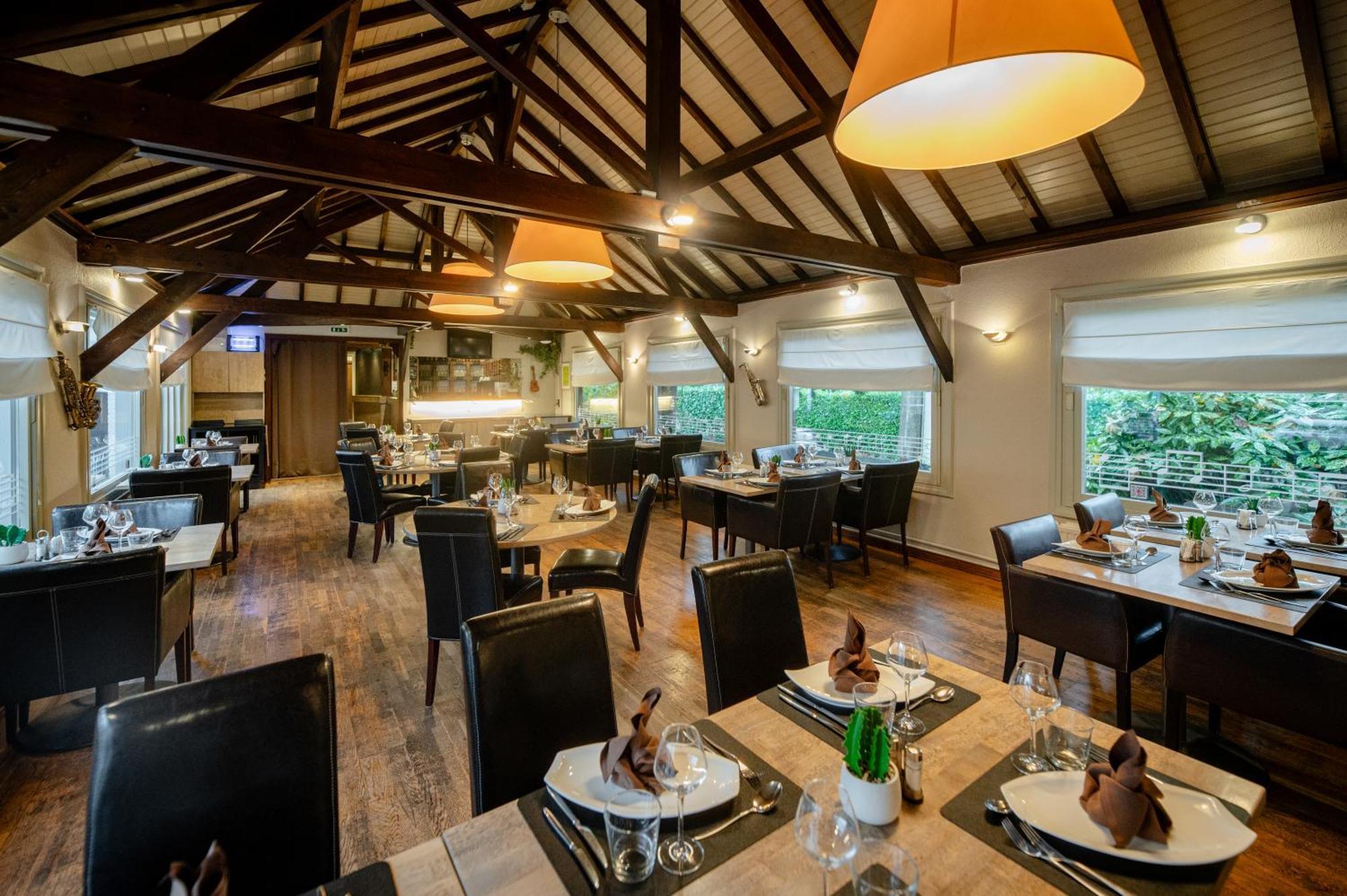 Logis Hotel Restaurant Des Acacias Lille Neuville En Ferrain Neuville-en-Ferrain Kültér fotó
