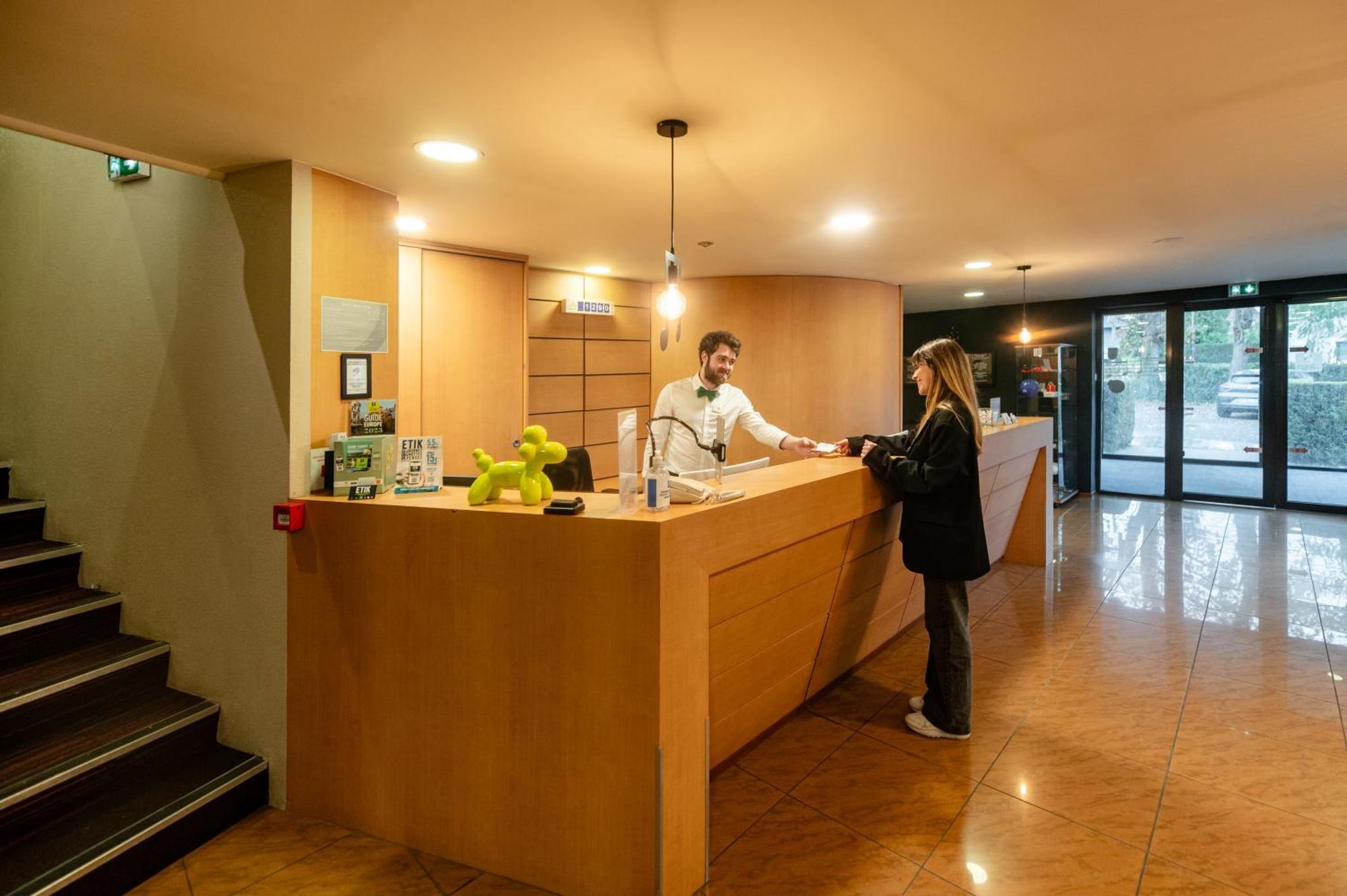 Logis Hotel Restaurant Des Acacias Lille Neuville En Ferrain Neuville-en-Ferrain Kültér fotó