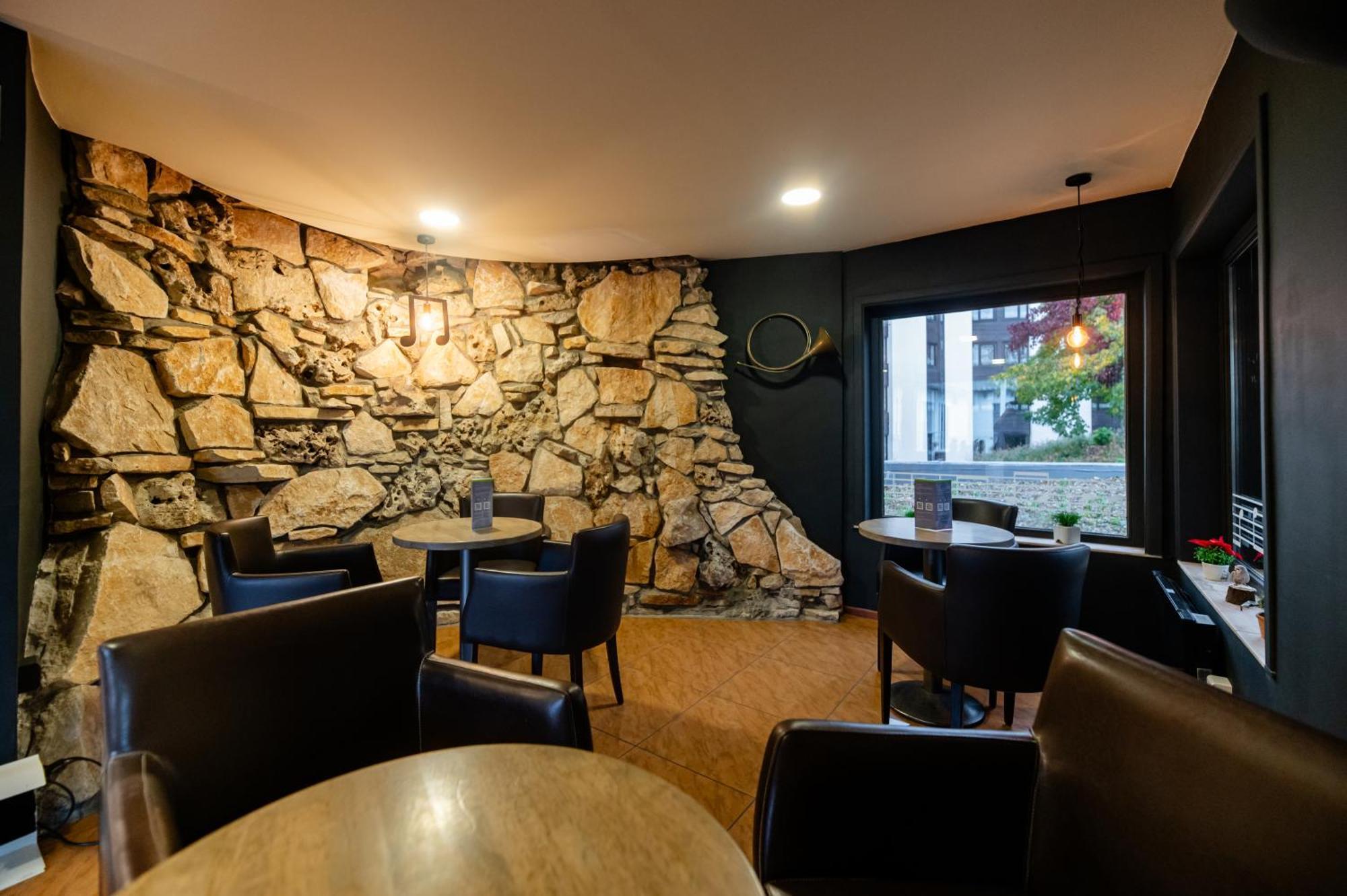 Logis Hotel Restaurant Des Acacias Lille Neuville En Ferrain Neuville-en-Ferrain Kültér fotó