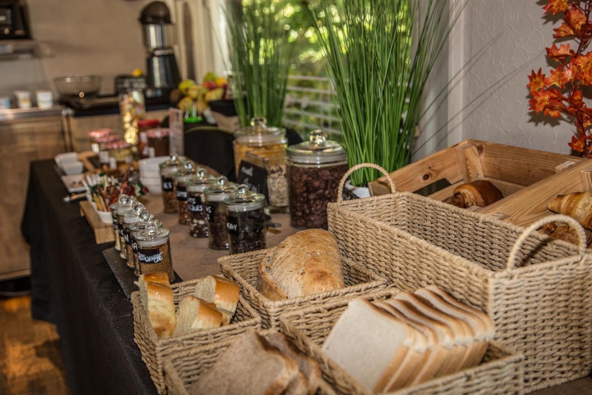 Logis Hotel Restaurant Des Acacias Lille Neuville En Ferrain Neuville-en-Ferrain Kültér fotó